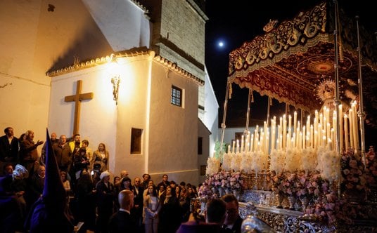 Saeta (tradycyjna pieśń Wielkiego Tygodnia) przed kościołem w Wielkim Tygodniu w Rondzie