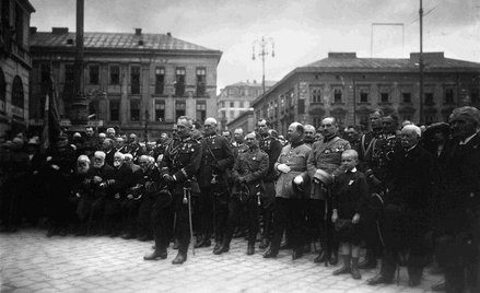 Lwów, połowa lat 20., gen. Rozwadowski przed grupą oficerów, z boku siedzą weterani powstania styczn