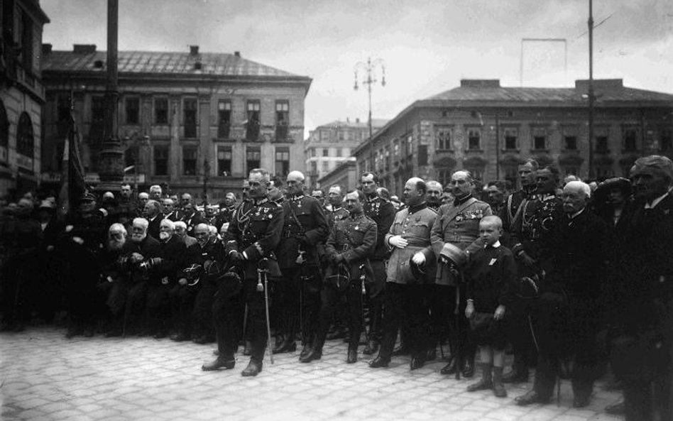 Lwów, połowa lat 20., gen. Rozwadowski przed grupą oficerów, z boku siedzą weterani powstania styczn