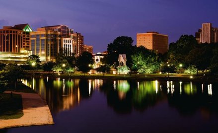 „Nocą nad głową jest ocean gwiazd, a pod nogami morze świateł”: tylko Huntsville zapewnia taką panor