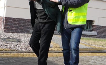 Agresywny dziadek po zatrzymaniu przez policję