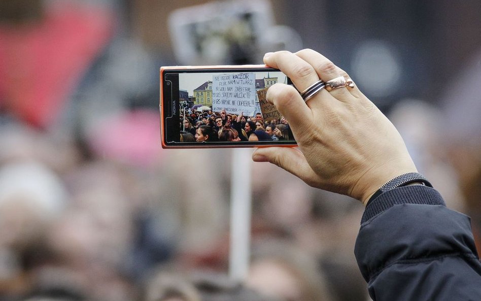 Radca prawny ukarany za słowa "Szmaty protestowały..."