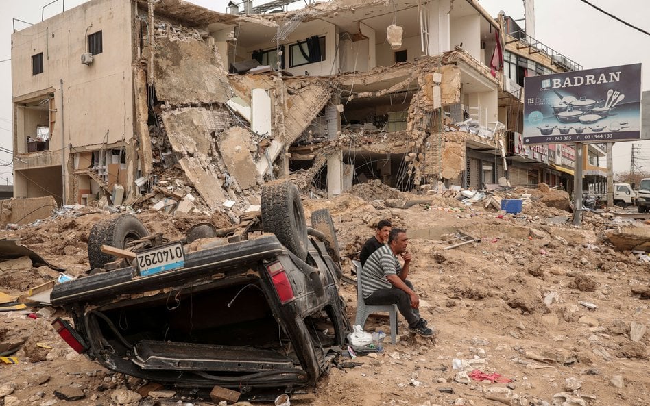 Liban, okolice miasta Tyr. Izrael przeprowadził tu nalot tuż przed wejściem w życie dziesięciodniowe