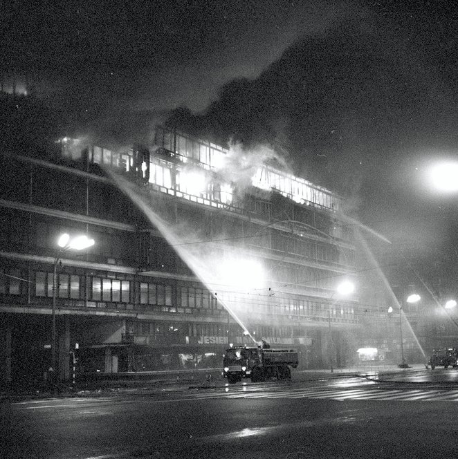 Największym niebezpieczeństwem były pękające szyby – nie tylko te w budynku CDD, ale i te pękające i