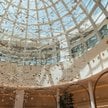 Instalacja Edyty Barańskiej zawisła pod liczącą 24 metry wysokości kopułą przy głównym wejściu do Du