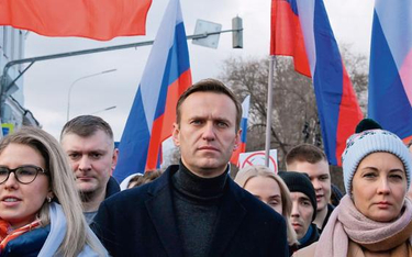 Aleksiej Nawalny na demonstracji 29 lutego 2020 r. w Moskwie, z żoną Julią (z prawej) i opozycjonist