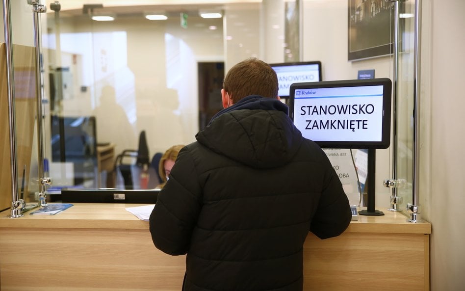 Dyrektorzy urzędów zostali z obowiązkiem, którego nie mogą nie wykonać, i budżetem, do którego państ