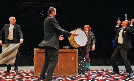 W „Aaa zatrudnimy clowna” w tekst Matei Visnieca wpleciono sceny z dawnych przedstawień Montowni