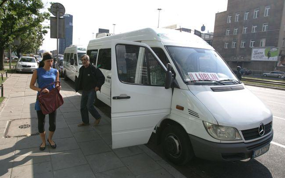 Busy mają konkurenta: przewoźników wykonujących przewozy regularne bez zezwolenia. Nie płacą oni za 