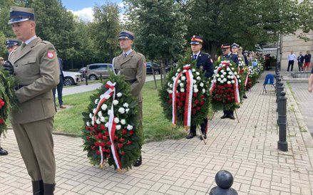 Delegacje z wieńcami ustawiały się w kolejce