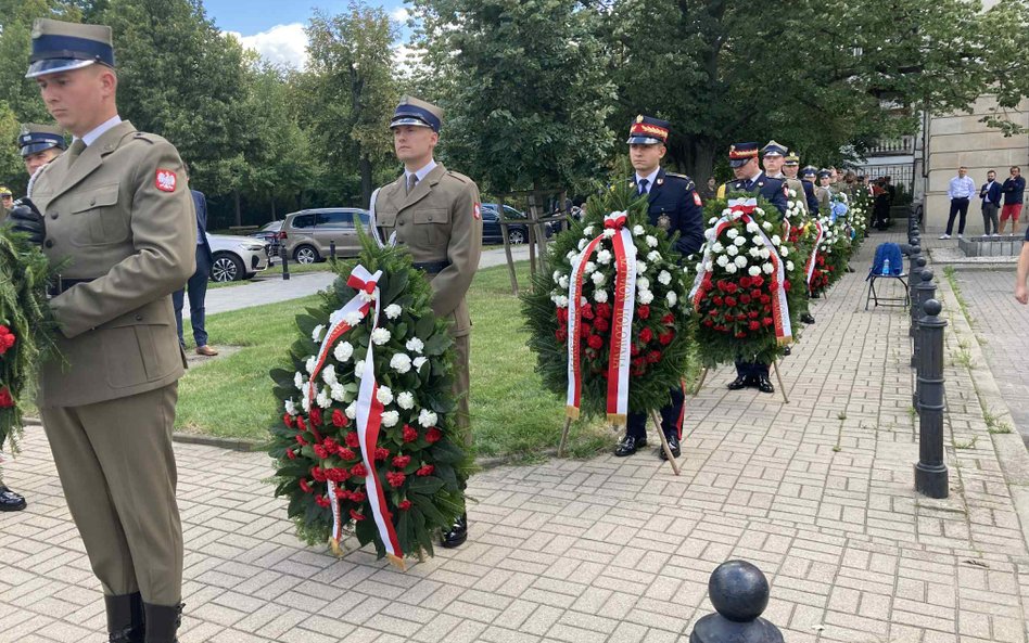 Delegacje z wieńcami ustawiały się w kolejce