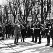 Adolf Hitler dokonuje przeglądu pułku Leibstandarte SS (fot. Bundesarchiv, Bild 183-H04436 / CC-BY-S