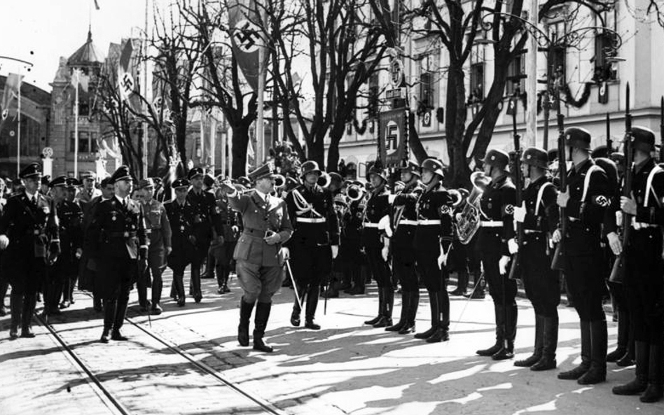 Adolf Hitler dokonuje przeglądu pułku Leibstandarte SS (fot. Bundesarchiv, Bild 183-H04436 / CC-BY-S