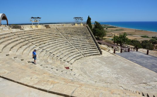 Teatr w Kurion z widokiem na morze
