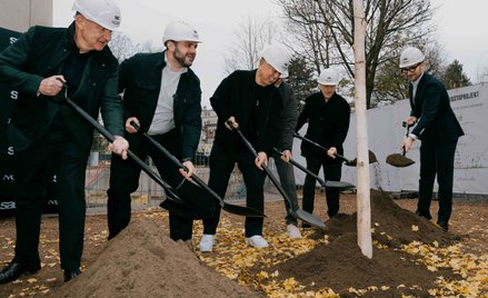 Robert De Niro na placu budowy hotelu Nobu w Krakowie. Symboliczne sadzenie drzewa
