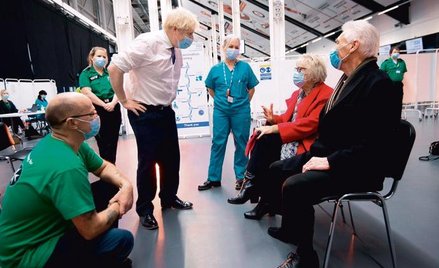 Premier Boris Johnson był w poniedziałek w świeżo otwartym megacentrum szczepień w Bristolu