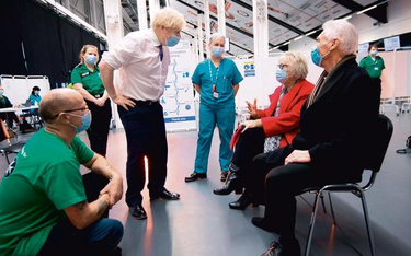 Premier Boris Johnson był w poniedziałek w świeżo otwartym megacentrum szczepień w Bristolu