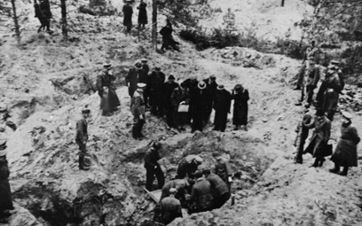 Ekshumacja zwłok polskich oficerów zamordowanych przez NKWD w lasach katyńskich, przeprowadzana prze