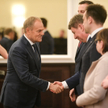 Premier Donald Tusk (C) i szef KPRM Jan Grabiec (C-P) przed posiedzeniem rządu