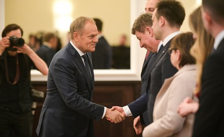 Premier Donald Tusk (C) i szef KPRM Jan Grabiec (C-P) przed posiedzeniem rządu