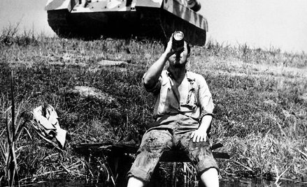 „Nad miastem zawisł śmiertelny absurd” – pisano o latach okupacji. Na zdjęciu słynny kadr z „Eroiki”