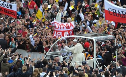 Włoskie media są pod wrażeniem polskich pielgrzymów. Na zdjęciu niedzielna msza dziękczynna za kanon