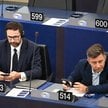 Daniel Obajtek i Michał Dworczyk na sali obrad Parlamentu Europejskiego w Strasburgu