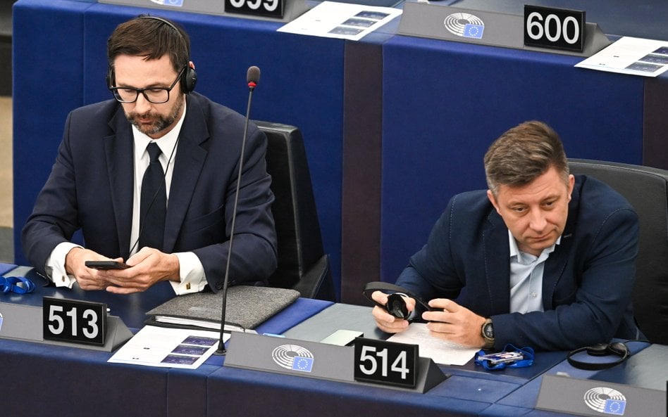 Daniel Obajtek i Michał Dworczyk na sali obrad Parlamentu Europejskiego w Strasburgu
