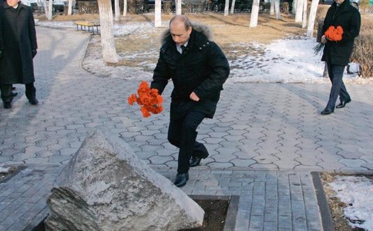 Prezydent Rosji Władimir Putin składa kwiaty pod pomnikiem strajkujących i zabitych w Nowoczerkasku 