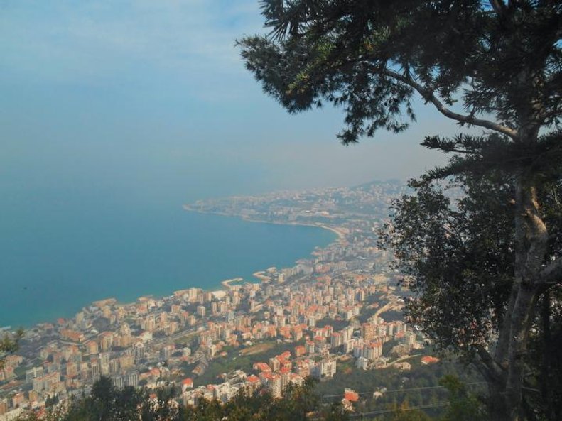 Z górskiej miejscowości Harissa rozciąga się imponujący widok na wybrzeże (z lewej). Skały ar-Rausza