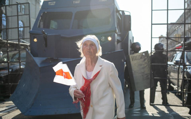 Fotografia przedstawiająca protesty na Białorusi prezentowana na wystawie w Berlinie