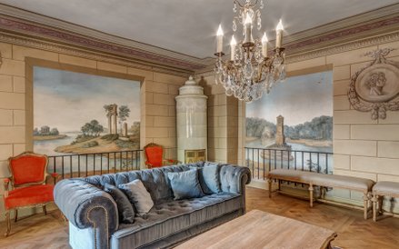 Ozdobą wnętrz pałacowych są m.in. naścienne malowidła z przełomu XVIII i XIX