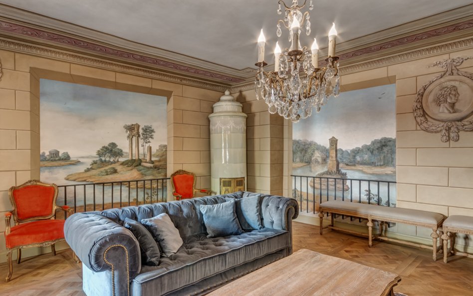 Ozdobą wnętrz pałacowych są m.in. naścienne malowidła z przełomu XVIII i XIX