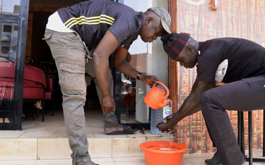 Mycie rąk mydłem jest kluczowe w walce z koronawirusem, ale niedostępne dla milionów ludzi na świeci