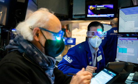 W 2021 r. główne indeksy na Wall Street ustanowiły nowe historyczne szczyty. S&P 500 kilkadziesiąt r