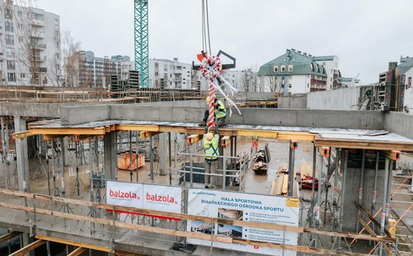 Zawieszenie wiechy jest momentem, w którym konstrukcja budynku osiąga swoją docelową wysokość