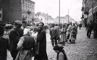 W sumie spośród radomskich Żydów wojnę przeżyło zaledwie kilkuset. Irena Gut-Opdyke uratowała od śmi