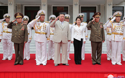 Kim Dzong Un wraz z córką w otoczeniu północnokoreańskich generałów i admirałów