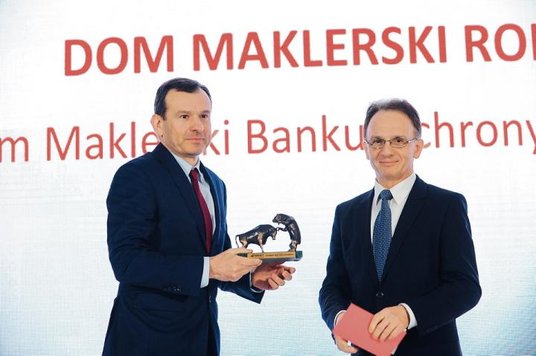 Domem maklerskim roku został DM BOŚ, kierowany przez Radosława Olszewskiego. Statuetkę wręczył szef 
