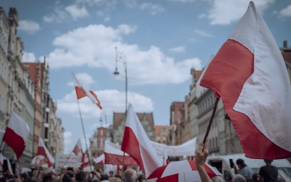 W 2023 roku w badaniu zanotowano niezwykły skok w poparciu dla demokracji w Polsce – liczba tych, kt