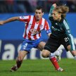 Lucas Leiva z Liverpoolu (z prawej) walczy o piłkę z Antonio Lopezem z Atletico Madryt