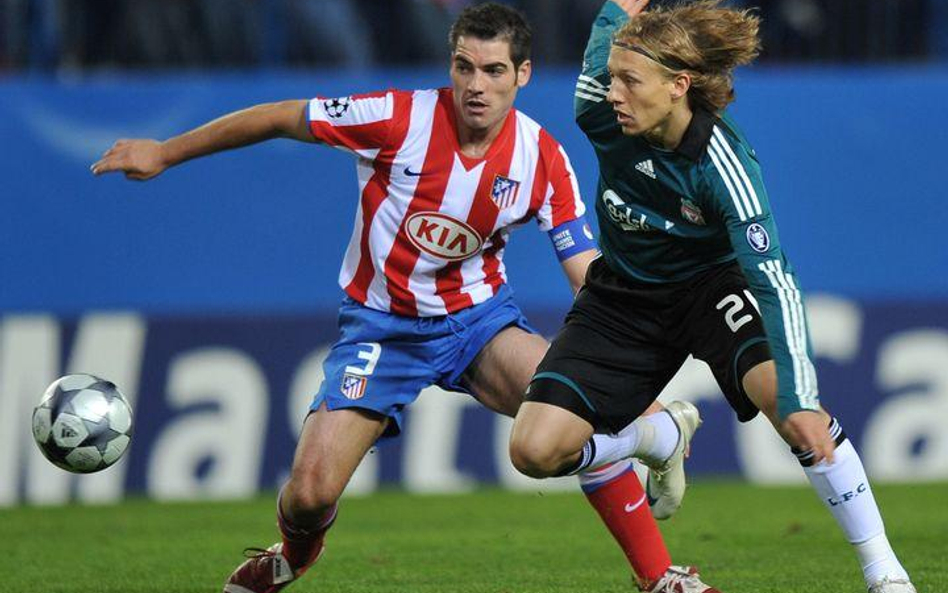 Lucas Leiva z Liverpoolu (z prawej) walczy o piłkę z Antonio Lopezem z Atletico Madryt