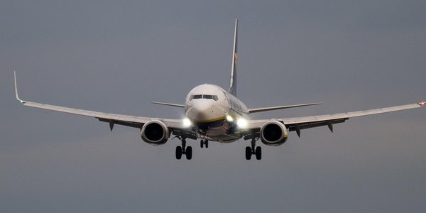 Amerykanie: Okno w samolocie Ryanaira mogło pęc z powodu wieku maszyny lub jej stanu