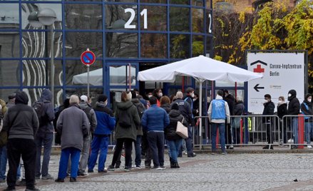 Kolejka do punktu szczepień w Niemczech