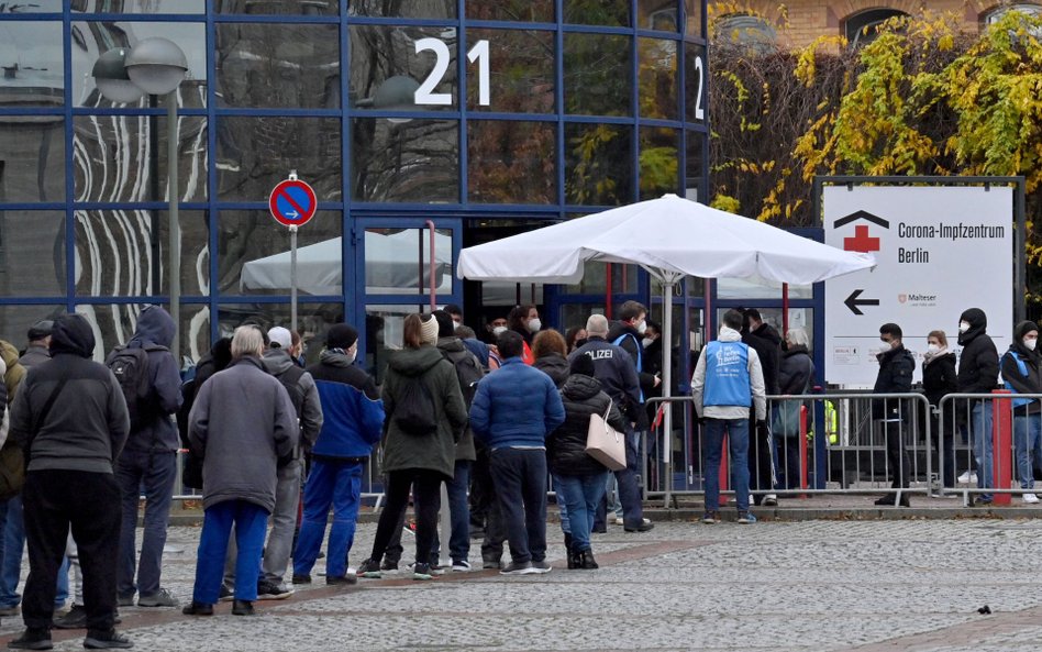 Kolejka do punktu szczepień w Niemczech