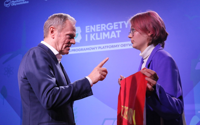 Przewodniczący PO Donald Tusk i aktywistka klimatyczna, która przerwała kongres programowy PO „Energ