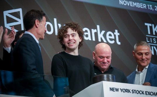 Shayne Coplan otwiera sesję giełdy nowojorskiej.