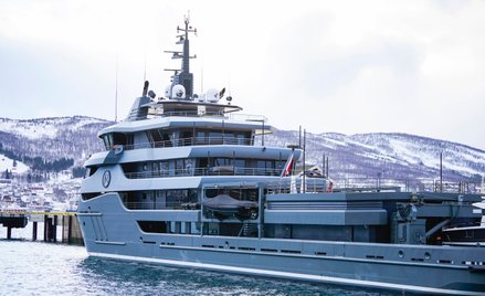 Jacht oligarchy utknął w Norwegii. Załoga grilluje i łowi ryby