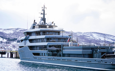 Jacht oligarchy utknął w Norwegii. Załoga grilluje i łowi ryby