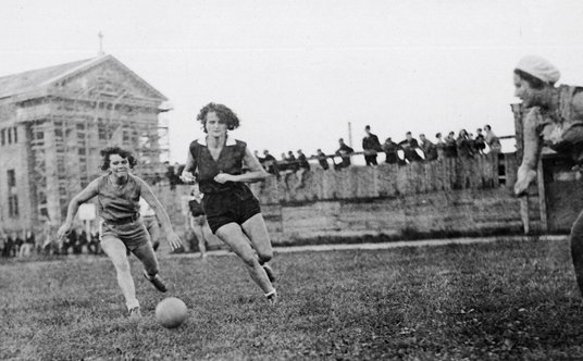 Mecz hazeny z udziałem reprezentacji Akademickiego Związku Sportowego na boisku Legii w Warszawie